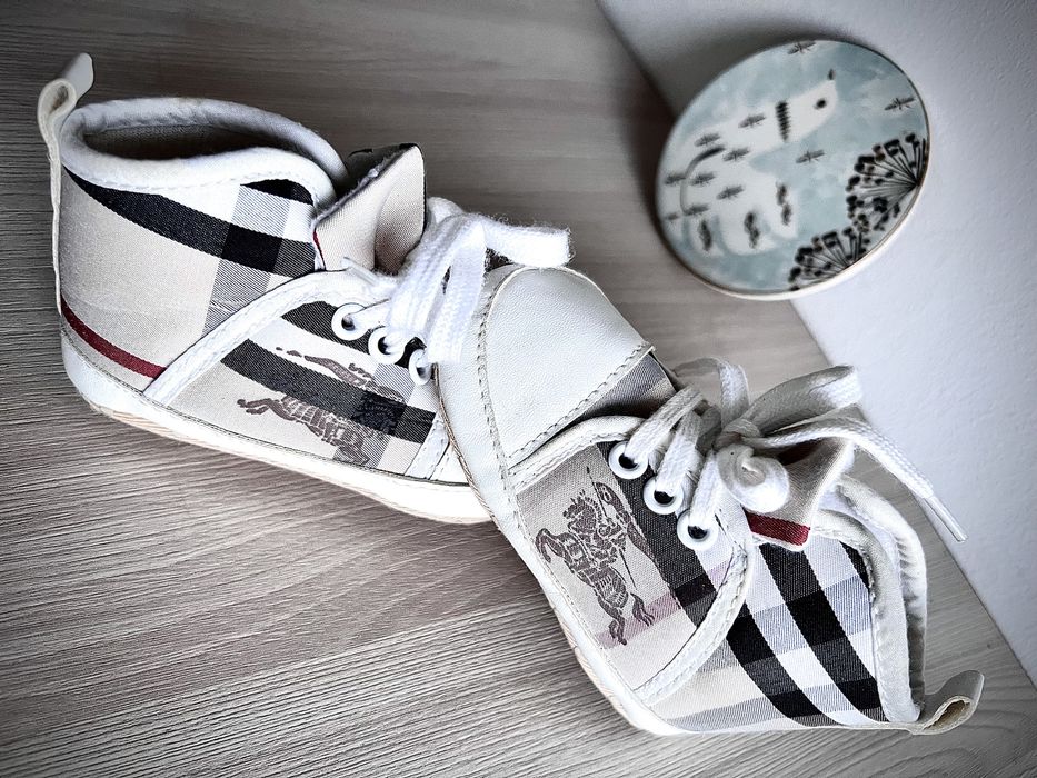 Детская обувь 2 пары Бурбери и пинетки