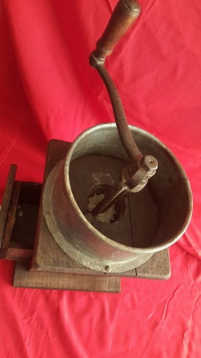 Старинни-  кръчмарска  мелница кафе и Действащ модел  на парна машина