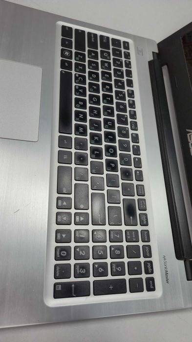 Лаптоп марка Asus с операционна система Windows 10