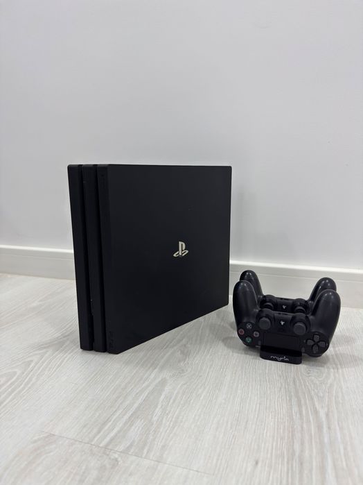 Playstation 4 Pro 1TB, 2 joystickuri, 5 jocuri