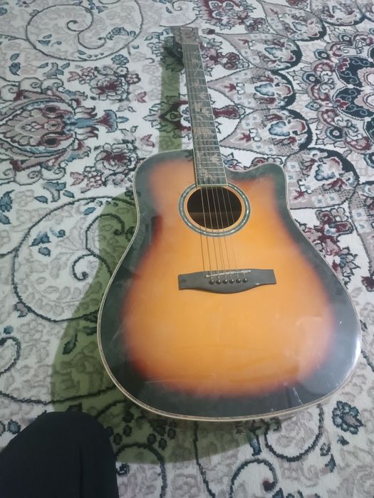 Gitara yangidek deyarli ishlatilmagan