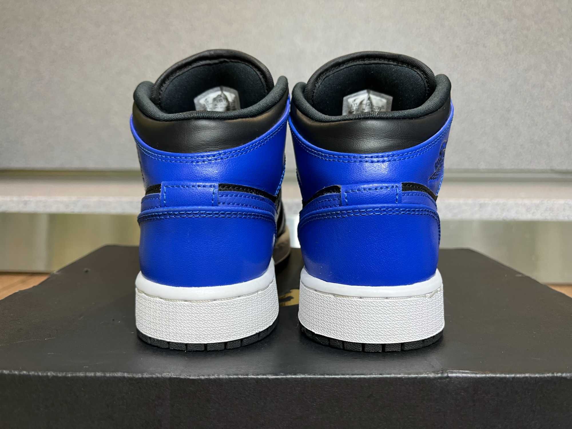 ОРИГИНАЛНИ *** Nike Jordan 1 Mid / Hyper Royal