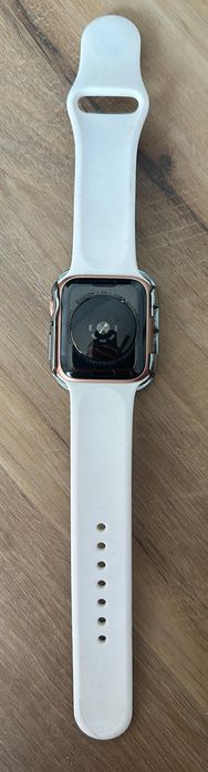 Apple Watch SE часовник