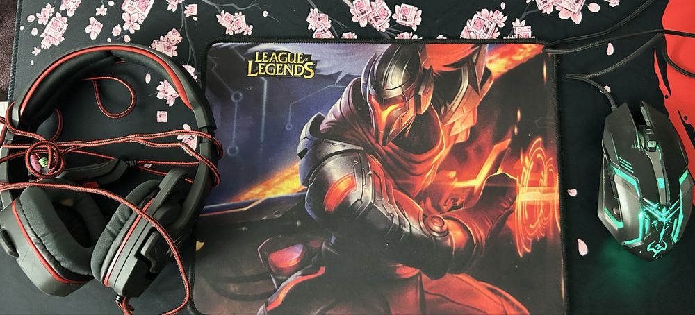 Наушники проводные+маленький коврик+игровая мышка