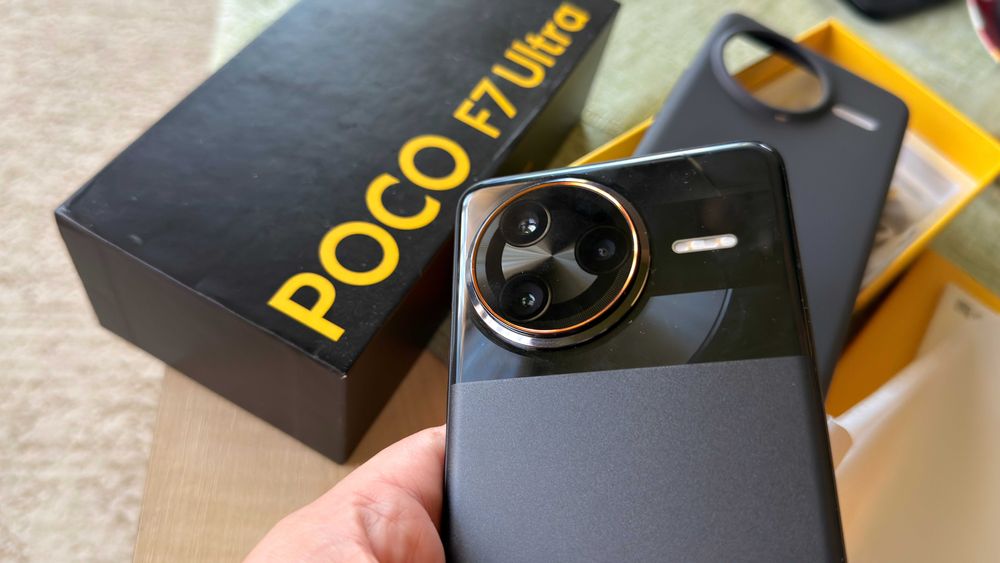 Vând POCO F7 Ultra stare impecabilă, în cutie cu încărcător 120W