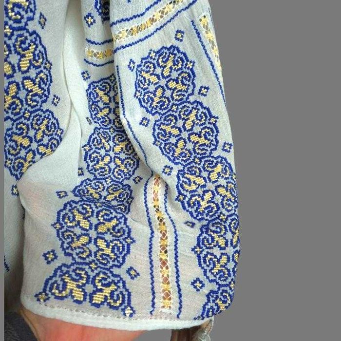 Ie traditionala lucrata manual , ie nationala cusuta de mana