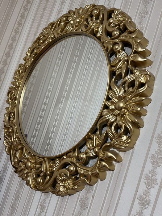 Зеркало в золотой оправе