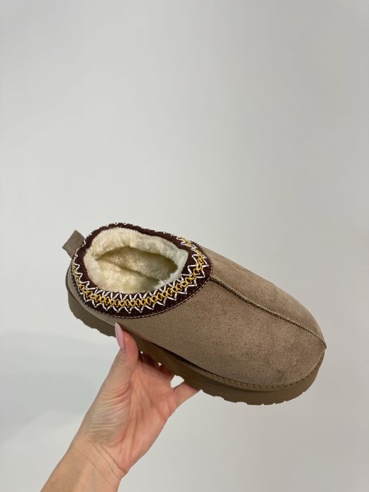 Олекотени чехли с пух по модел Ugg