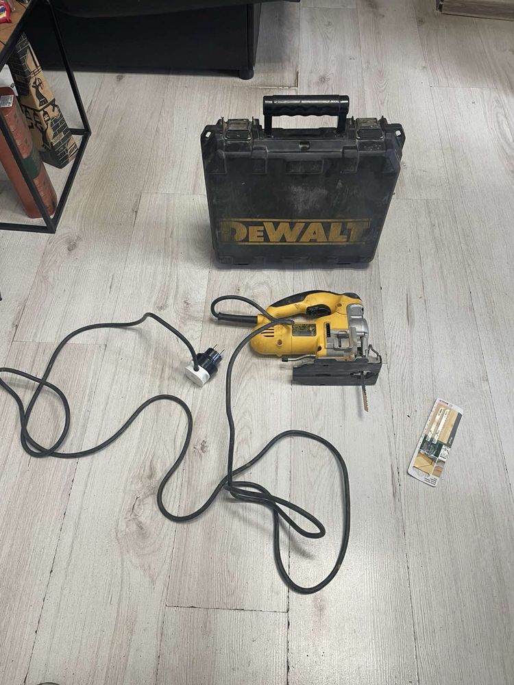 Зеге Dewalt с куфар