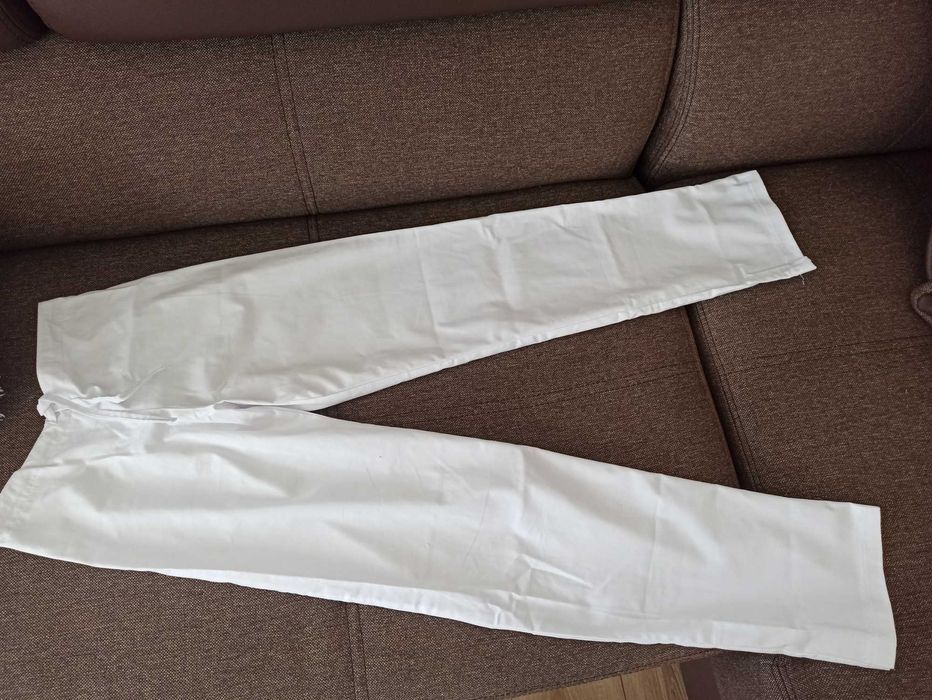 Vând pantaloni albi