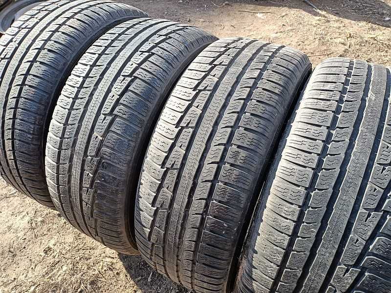 Шины 235/55 R17 - "Nokian WR A3" (Россия), всесезонные.