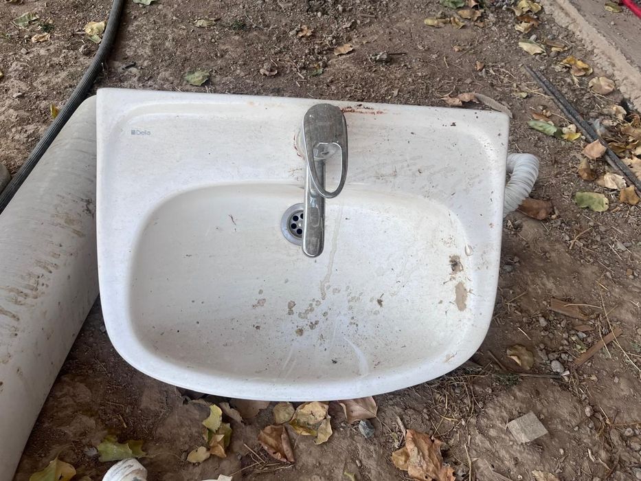 Раковина, унитаз.