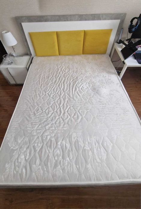 Продам кровать с матрасом и тумбами х2