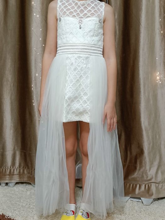 Продам нарядное платье для девочки