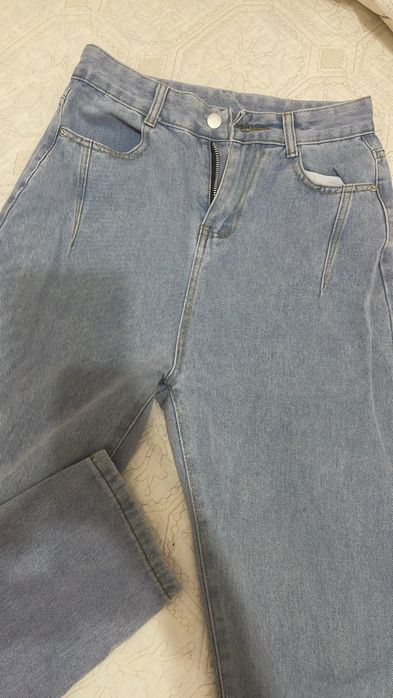 джинсы голубые и белые, юбка черная