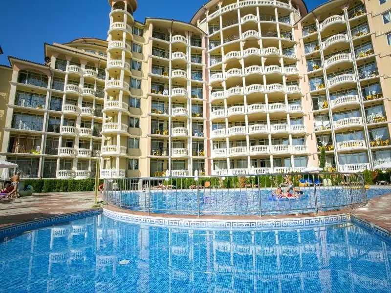 Просторен двустаен апартамент с гледка море на първа линия