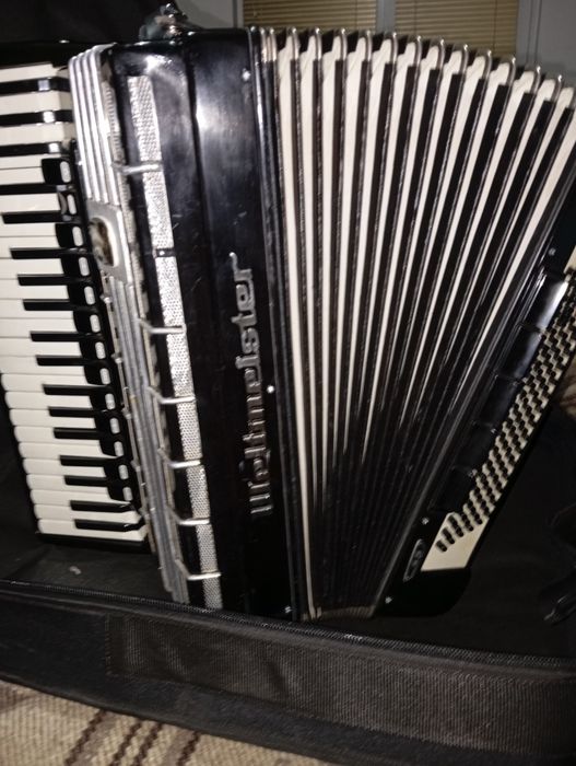Продавам акордеон
