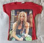 Tricou roșu casual cu imprimeu urban – Stil unic și confortabil