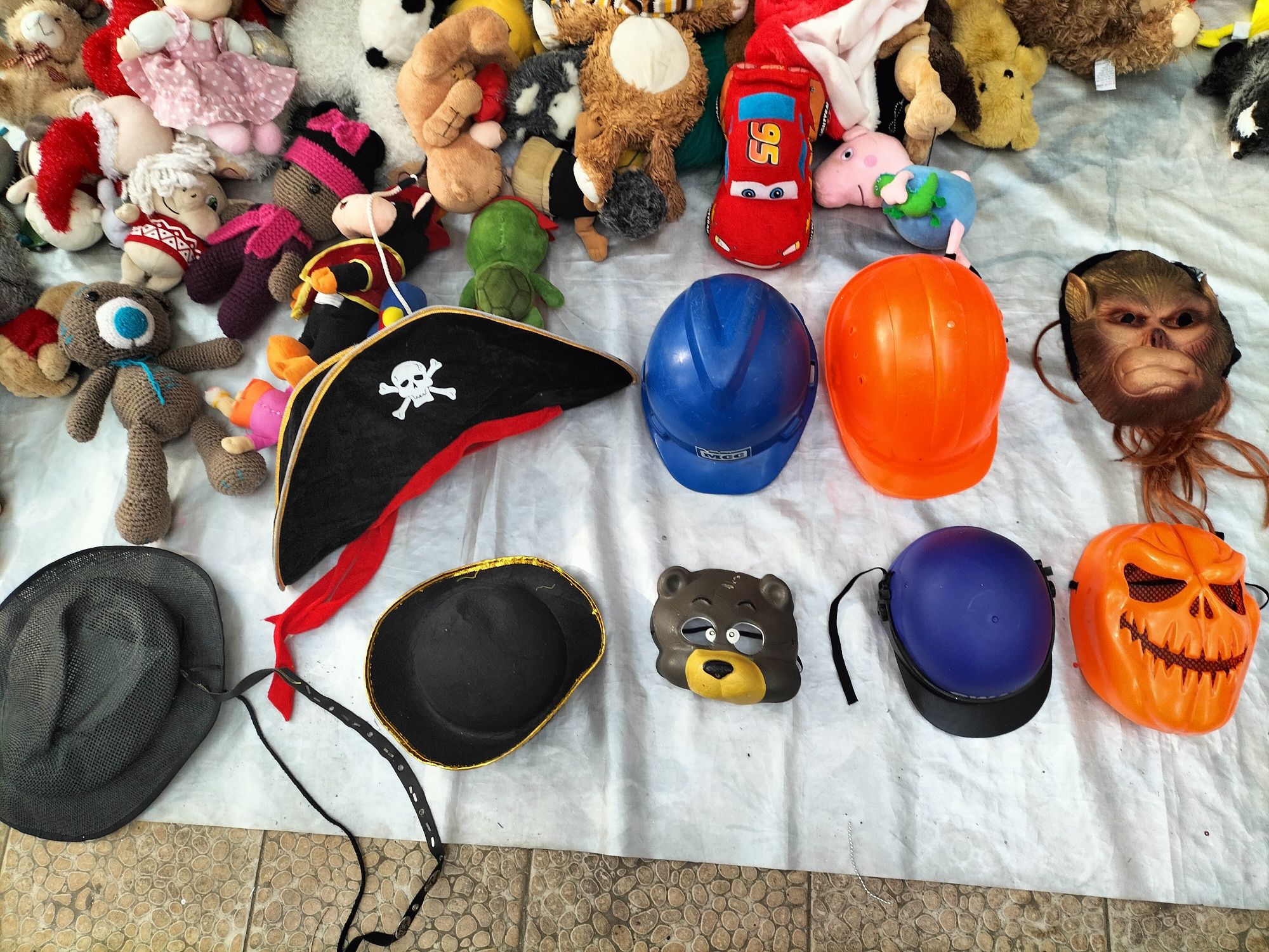 Продам зашитные шлем, каски и пиратская шапка.