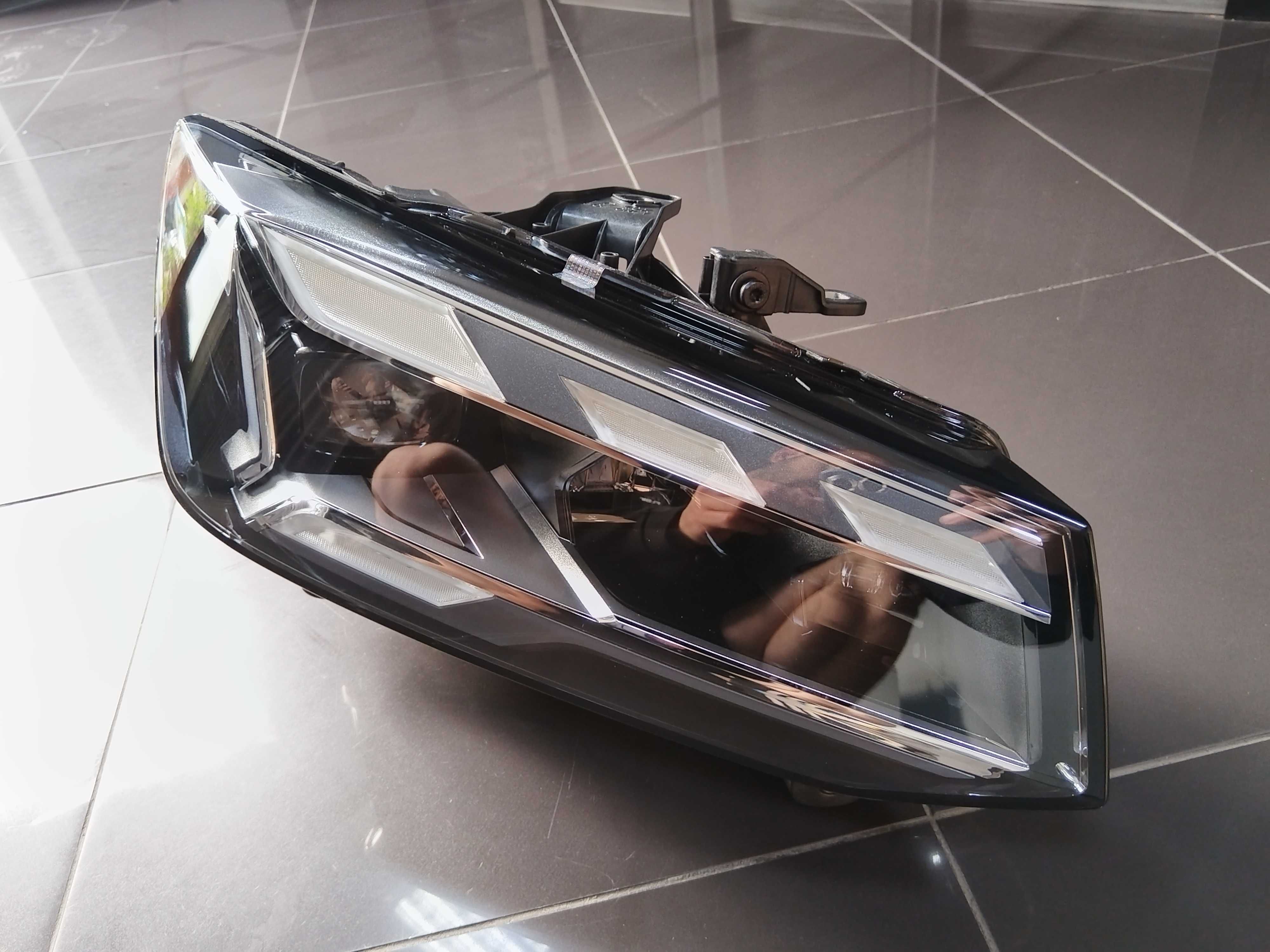 НОВ Десен Фар Комплект 81A941036 Full LED Matrix Audi Q2 Facelift 81A