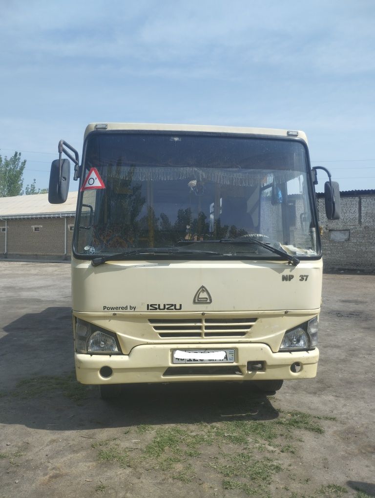 Isuzu avtobus 2009 yil