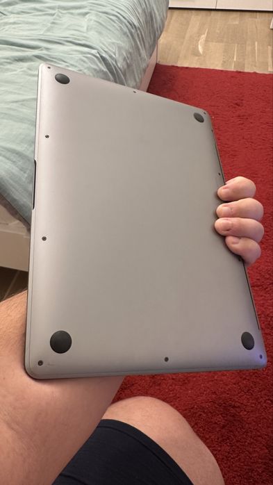 MacBook Air M1 2020 – impecabil +  husă cadou