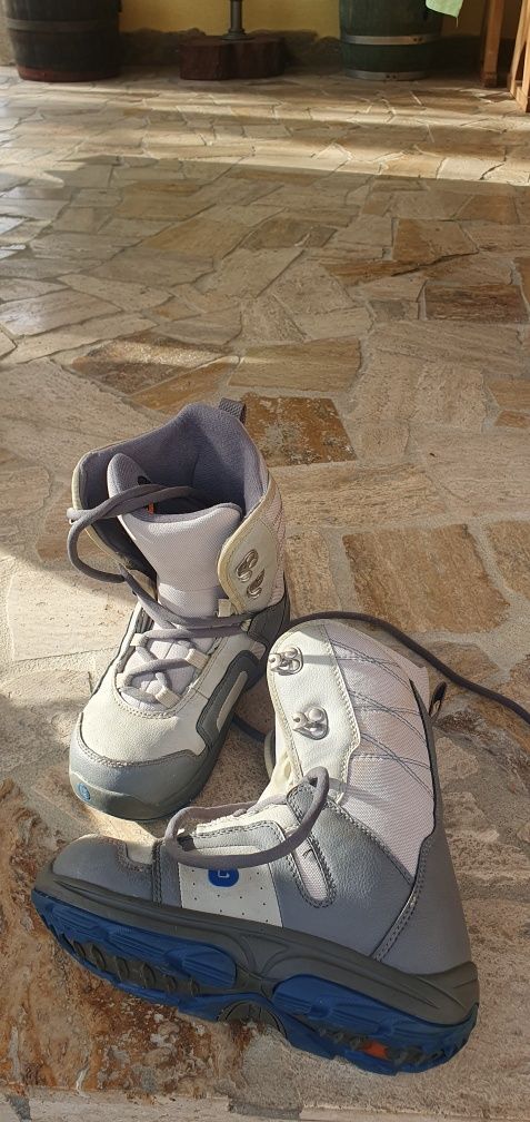 Boots snowboard.