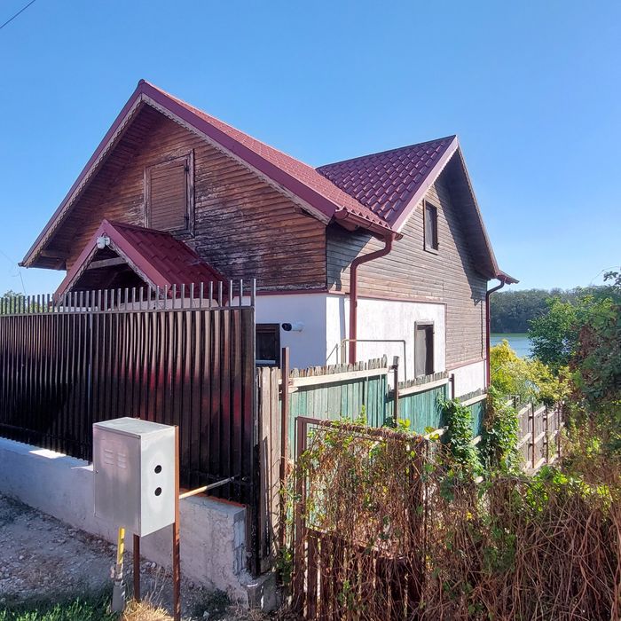 Casa Branesti cu deschidere la lac.