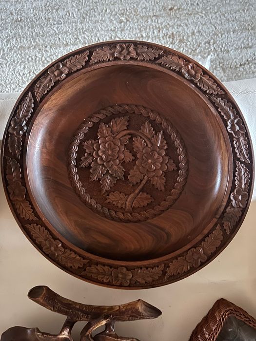 Scaune ,ceas de perete și mai multe lucruri