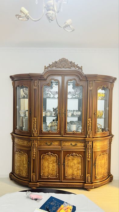 Сервант для посуды  и Комод с большим зеркалом