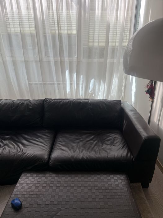 Тъмно кафяв кожен диван