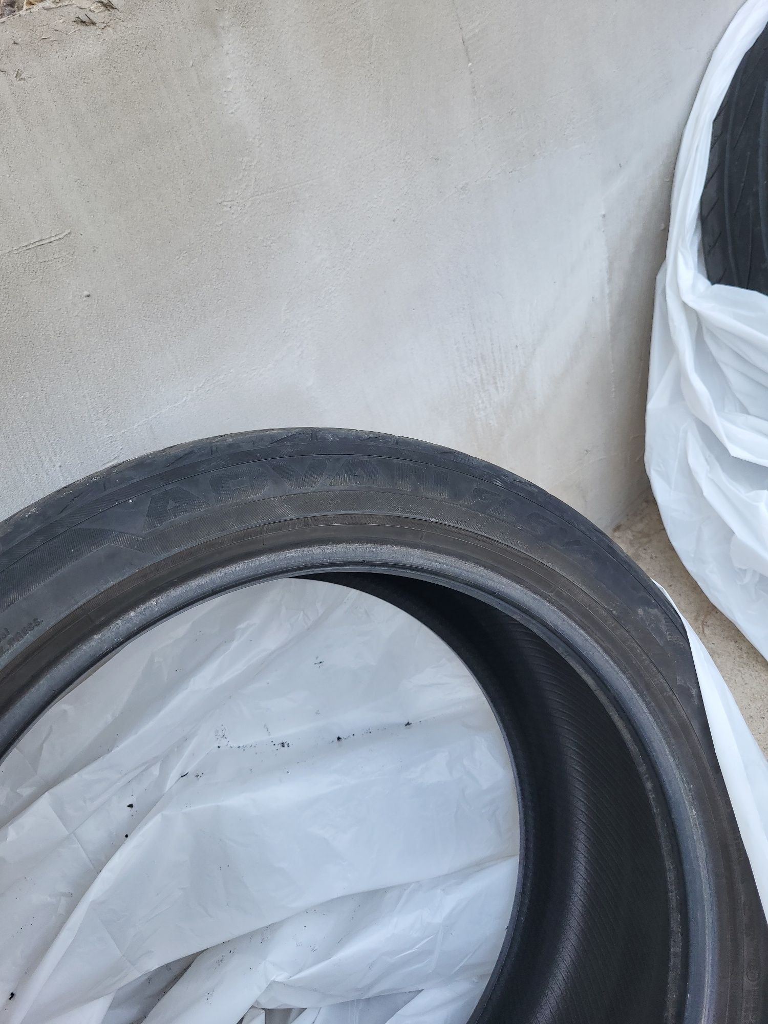 Продам YOKOHAMA ADVAN FLEVA 215/45/17R, 3 баллона норм и один с шишкой