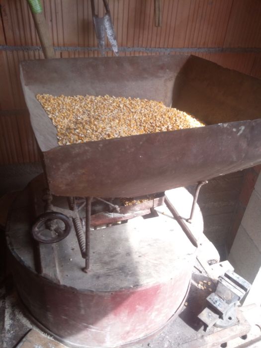 Vând moara cu pietre