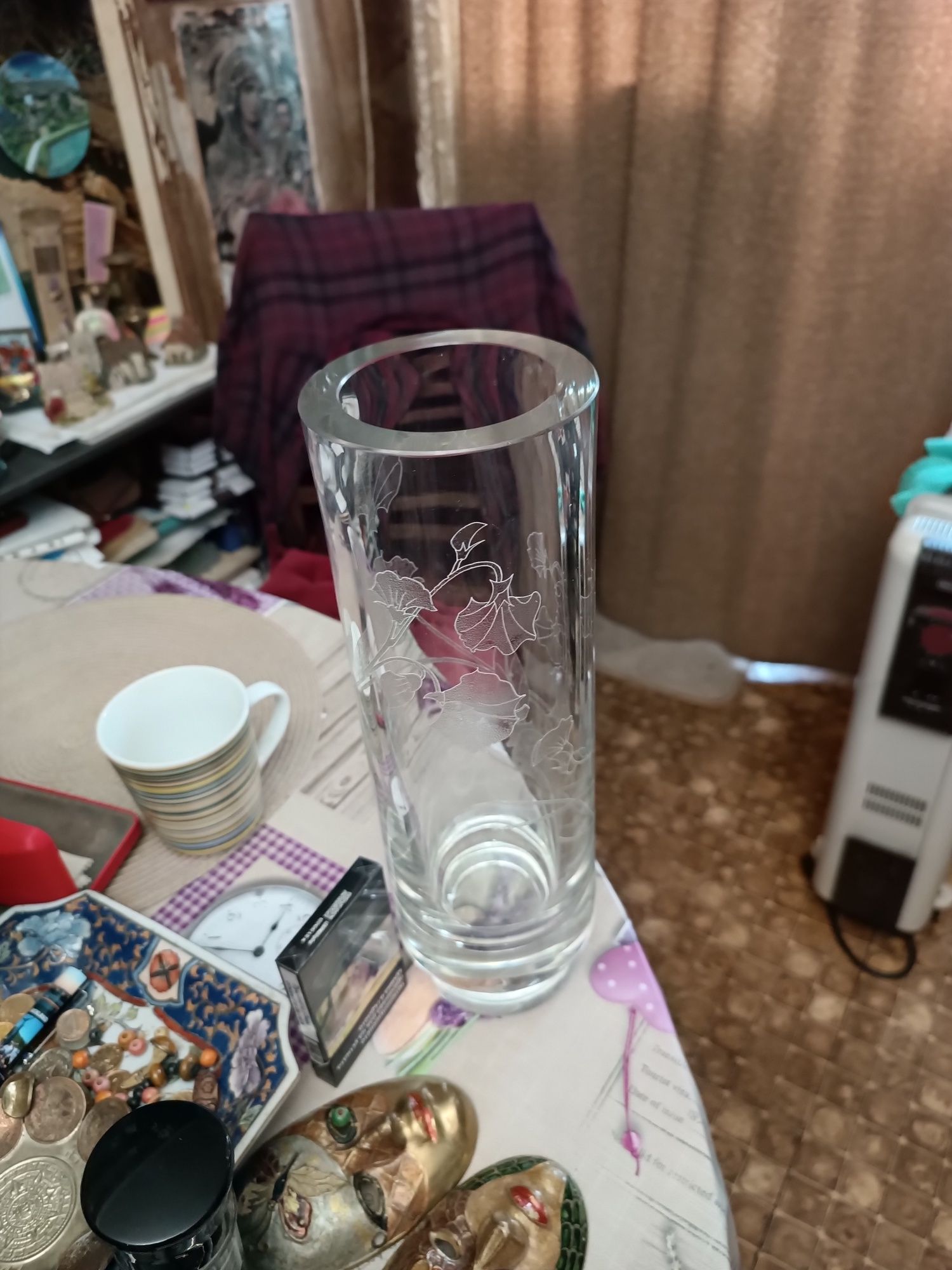 Продавам уникална инкрустирана стъклена ваза от масивно стъкло.
