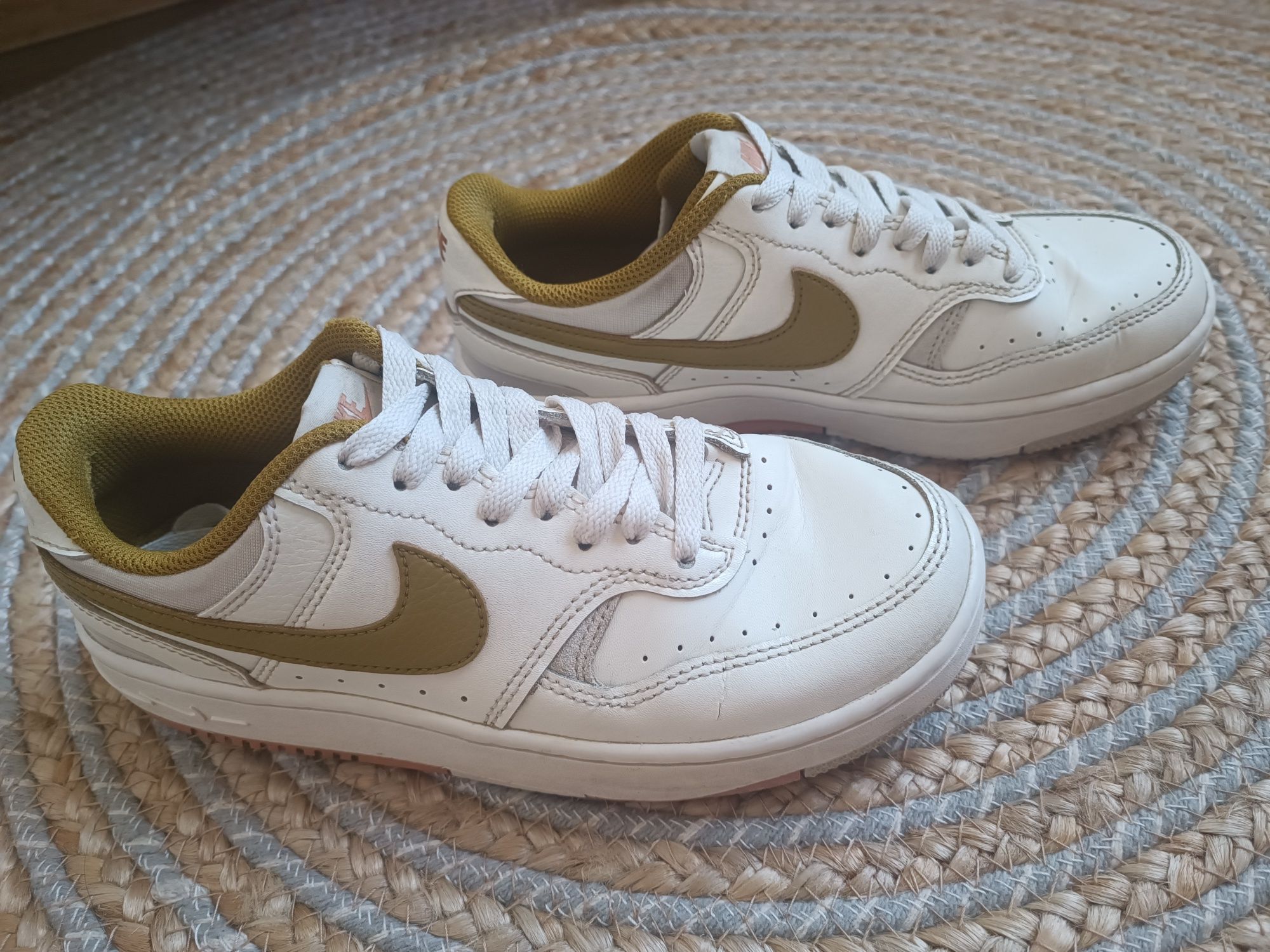 Обувки Nike с жълт акцент