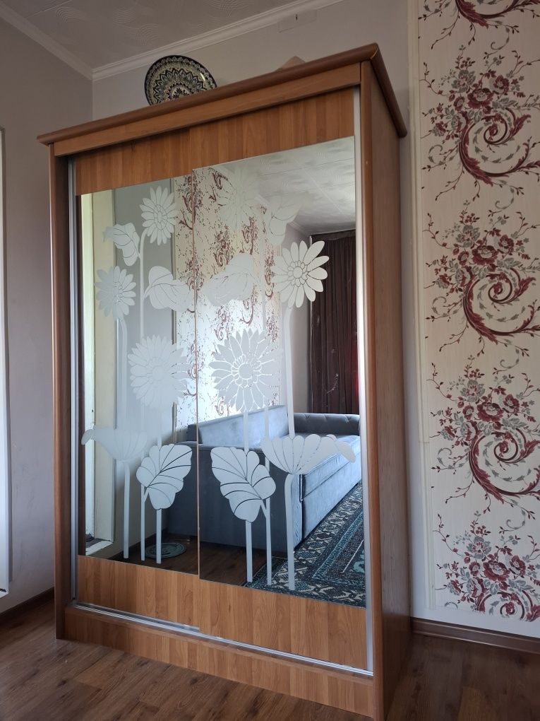 Срочно продаю шифонер купе