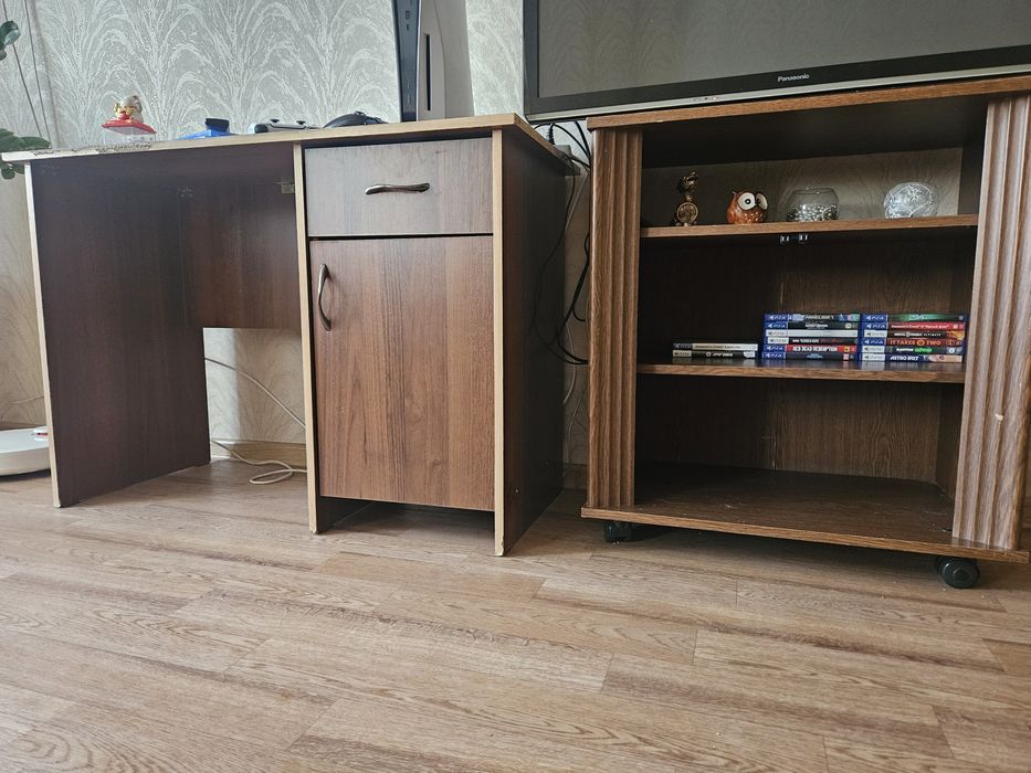 Отдам стол и тумбу Бесплатно