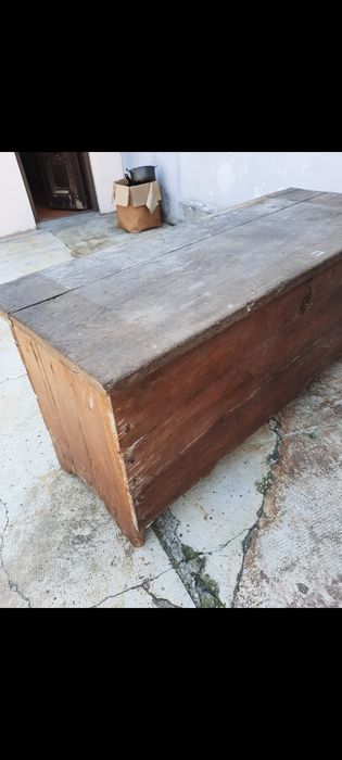 Cufăr antic din lemn masiv