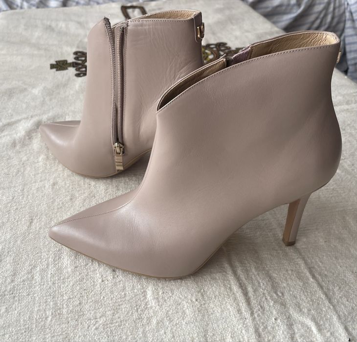 Продавам елегантни кожени боти