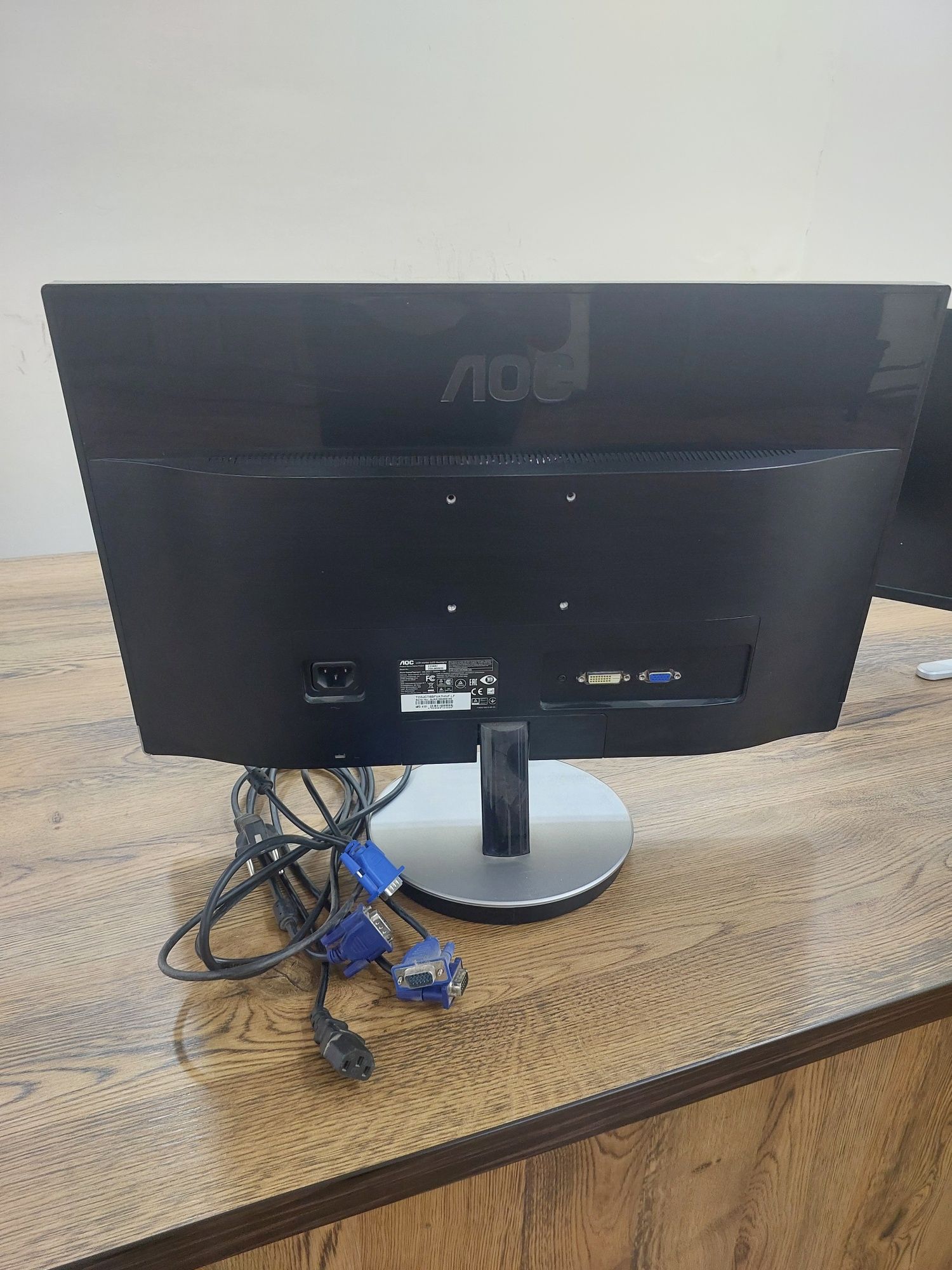 1 dona  monitor Immer.   2 dona Monitor Loc(Lcd)