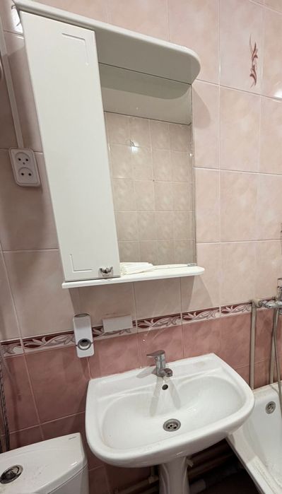 Раковина ,и шкаф с зеркалом