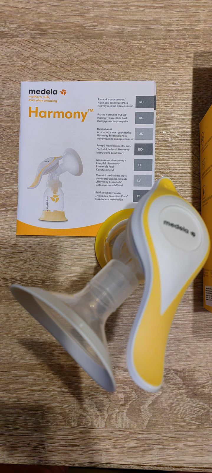 Двуфазна ръчна помпа за кърма Medela Harmony +  подарък