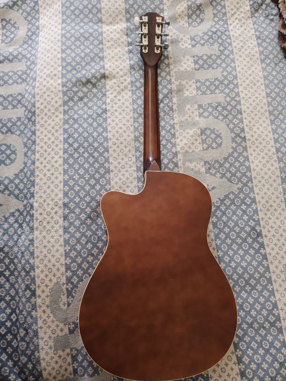 Gitara srochno sotiladi