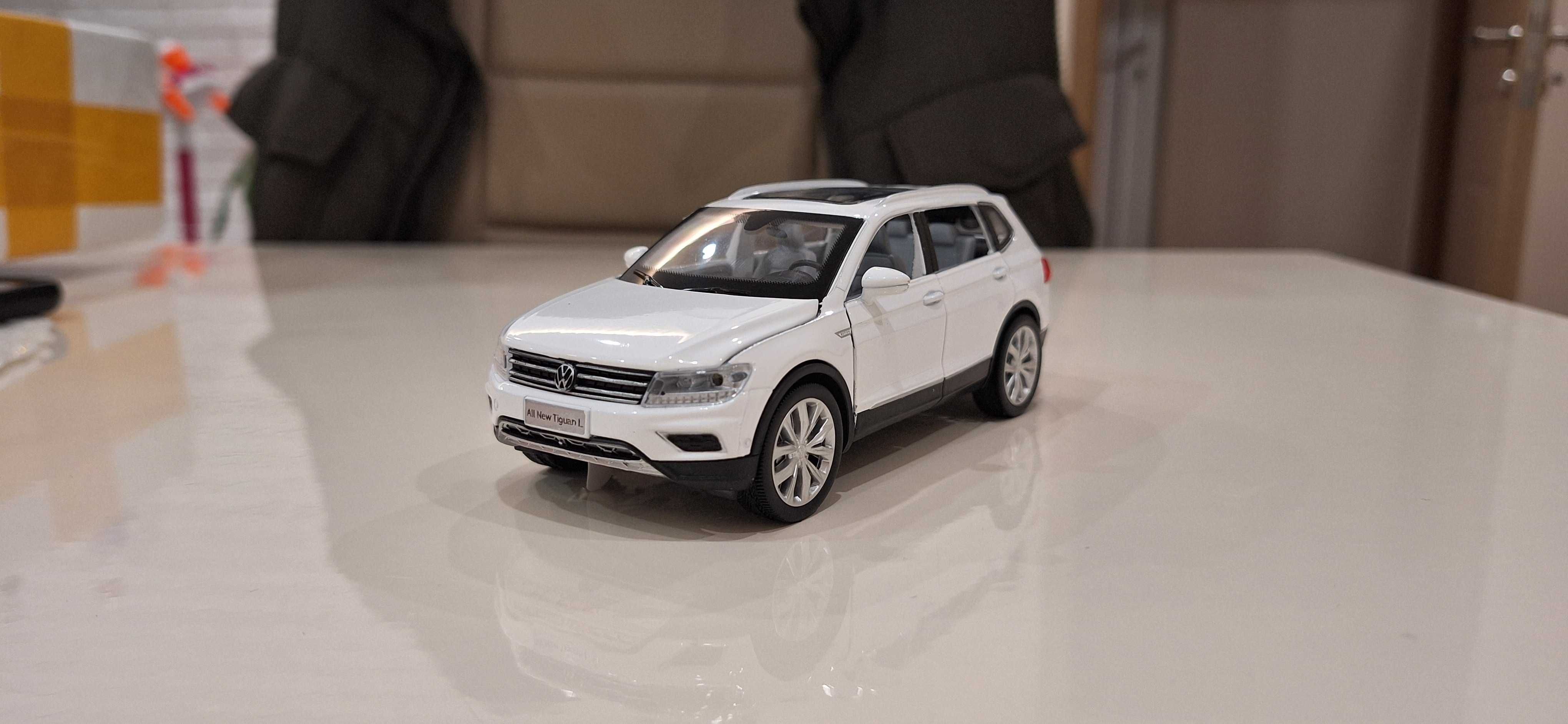 VW Tiguan 1:32 с отваряеми врати, капак, светещи фарове и стопове