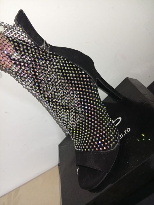 Sandale din plasa și pietricele