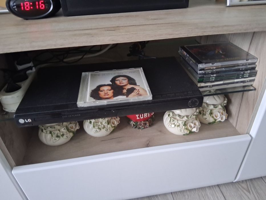 Vând dvd LG cu 10 cd-uri
