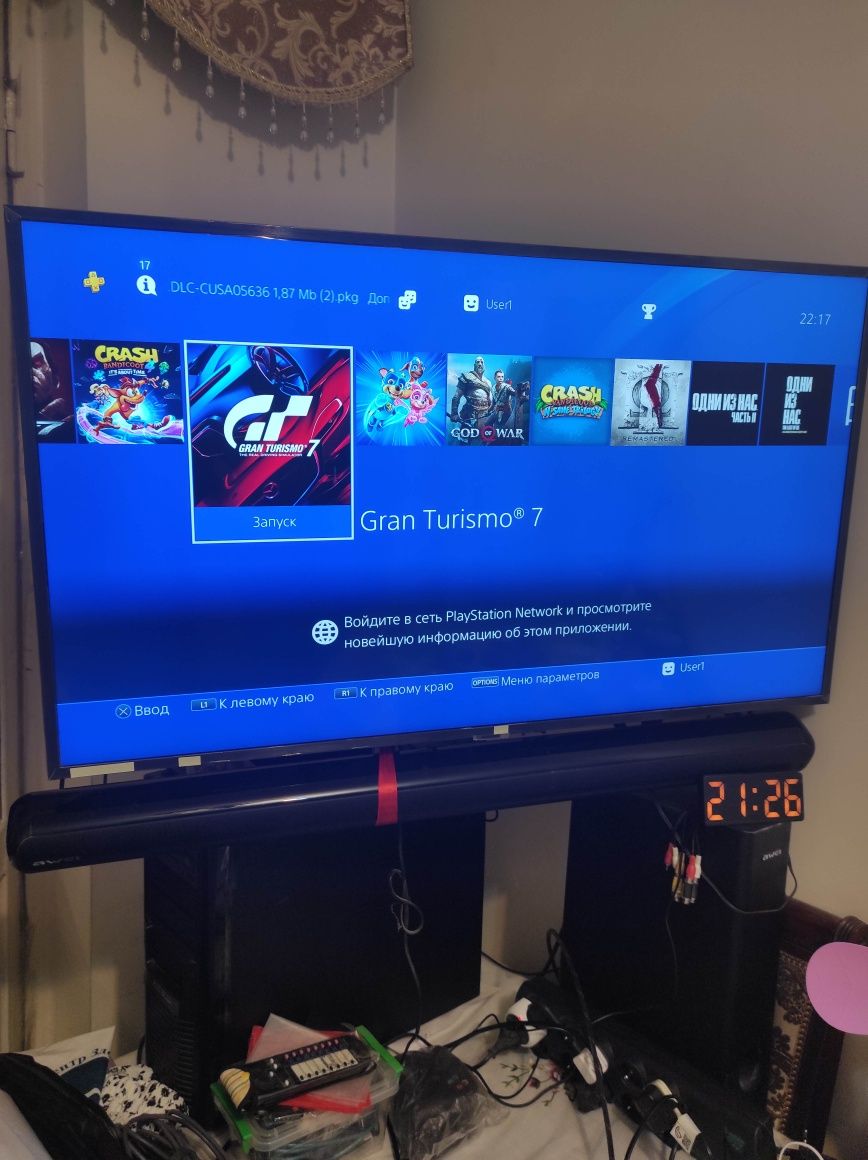 PlayStation 4 slim (9.00.) 1 ter. 2 джойстика, в отличном состоянии с