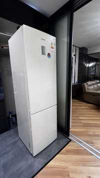 Большой холодильник «Самсунг»