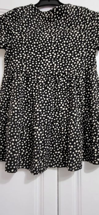 Rochie clos cu buline H&M
Marimea 128 cm (7-8 ani).