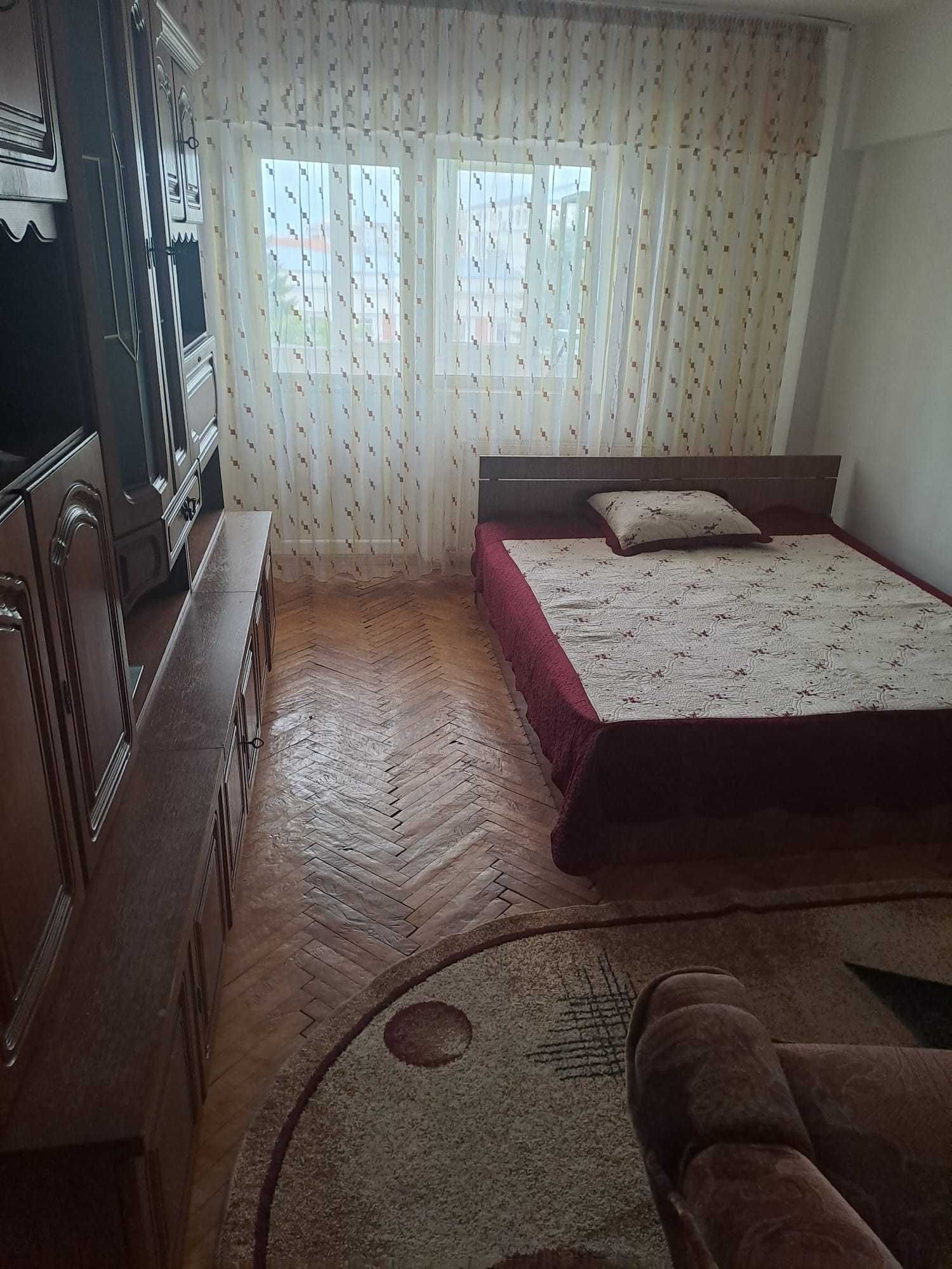 Închiriez apartament 2 camere.